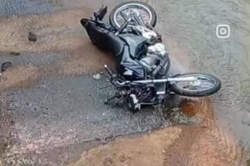 Motociclista perde controle da direção e cai em canal no bairro Praia