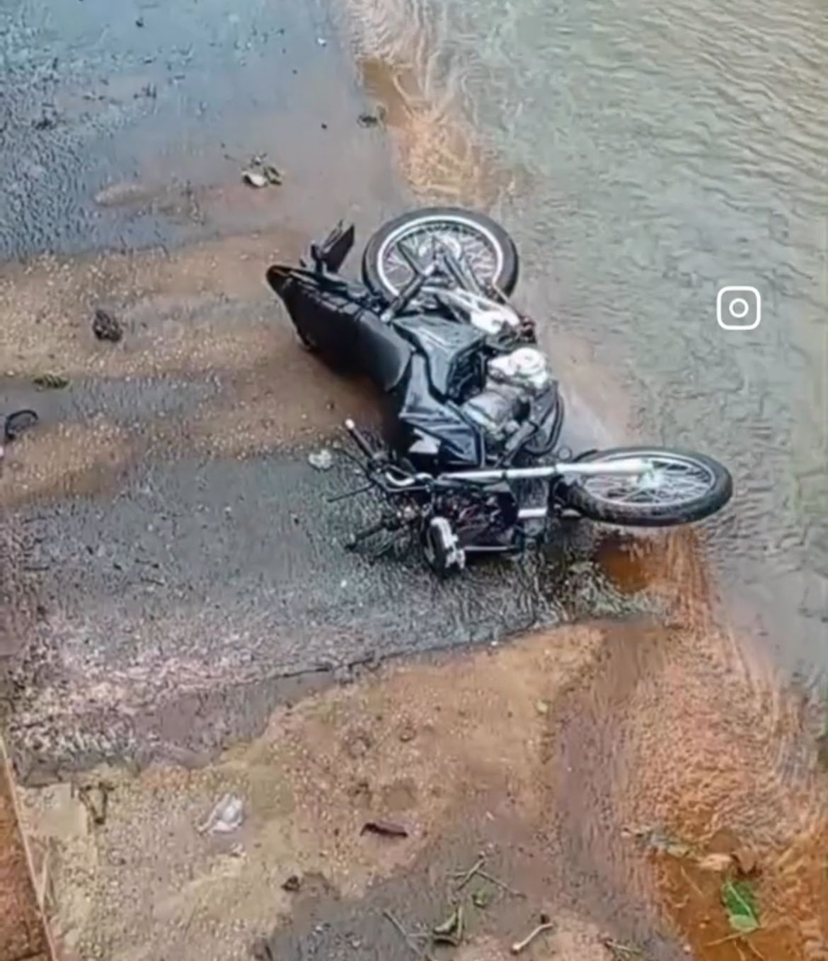 Motociclista perde controle da direção e cai em canal no bairro Praia