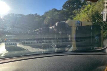 Caminhão tomba na BR-381 após entrada de Ravena e causa retenção no sentido Belo Horizonte