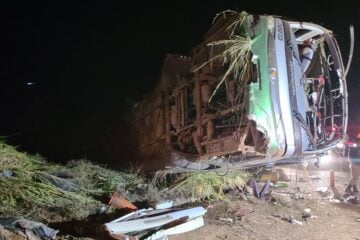 Ônibus com trabalhadores rurais tomba na MG-367 em Diamantina e deixa uma pessoa morta e 39 feridas