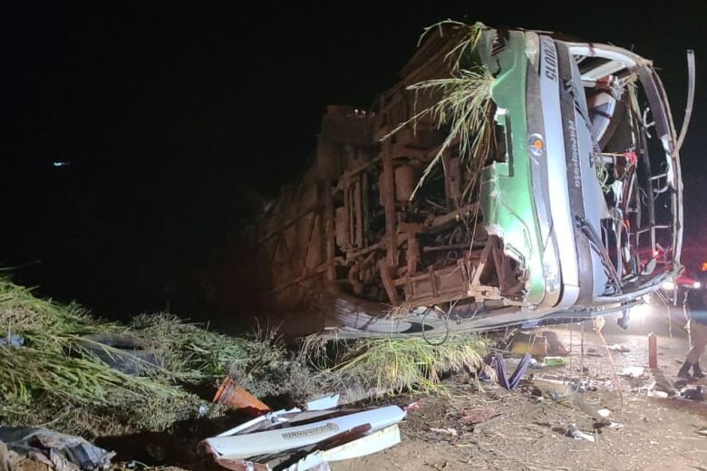 Ônibus com trabalhadores rurais tomba na MG-367 em Diamantina e deixa uma pessoa morta e 39 feridas