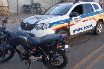 Jovem é detido por direção perigosa e por pilotar motocicleta sem habilitação em Itabira
