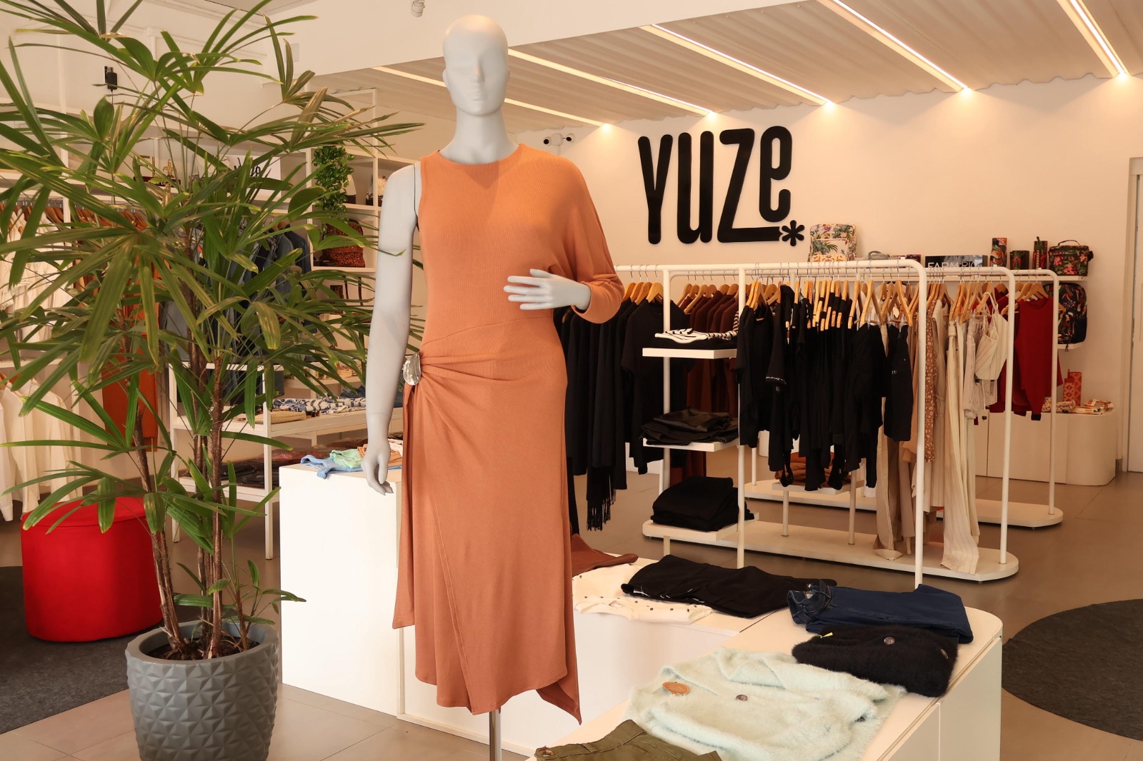 Yuze aposta em moda feminina com curadoria exclusiva e marcas renomadas em Itabira; conheça a loja