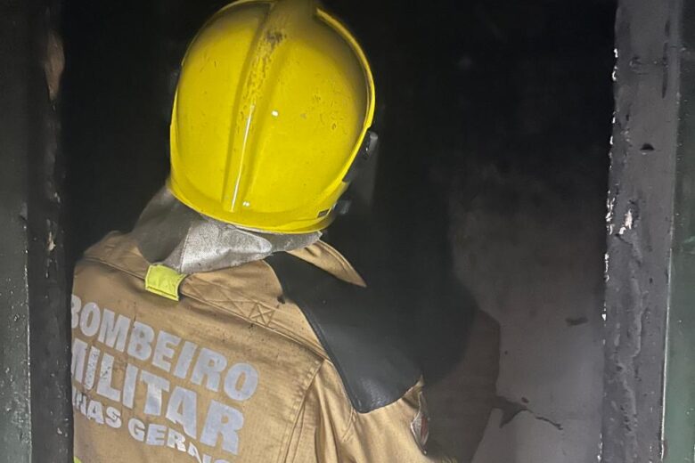 Incêndio de grandes proporções destrói residência em Bela Vista de Minas