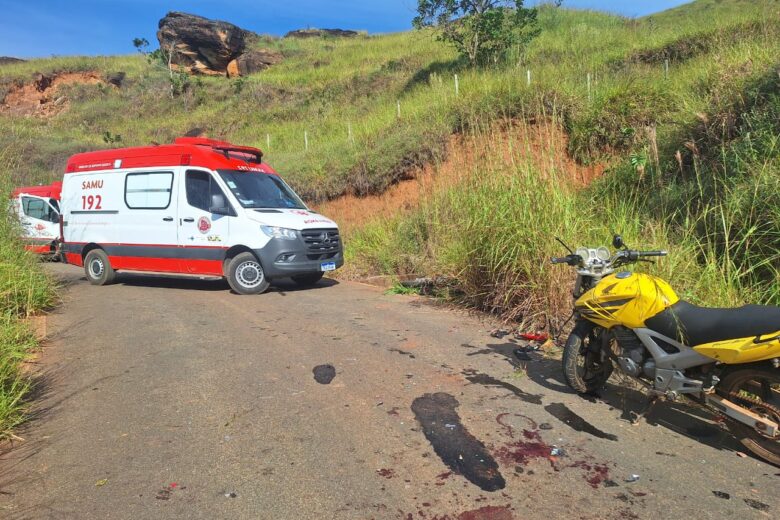 Dois motociclistas ficam feridos após colisão frontal em estrada rural do Engenho, em Itabira