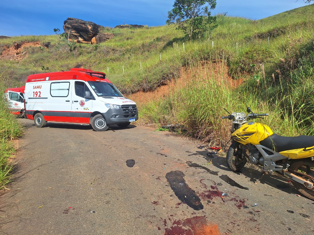 Dois motociclistas ficam feridos após colisão frontal em estrada rural do Engenho, em Itabira