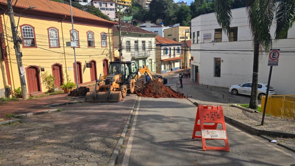 Vazamento de grande porte interrompe abastecimento de água em parte da região central de Itabira nesta sexta-feira; saiba mais