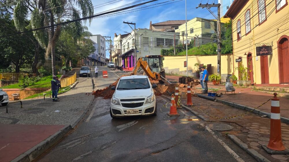 Vazamento de grande porte interrompe abastecimento de água em parte da região central de Itabira nesta sexta-feira; saiba mais