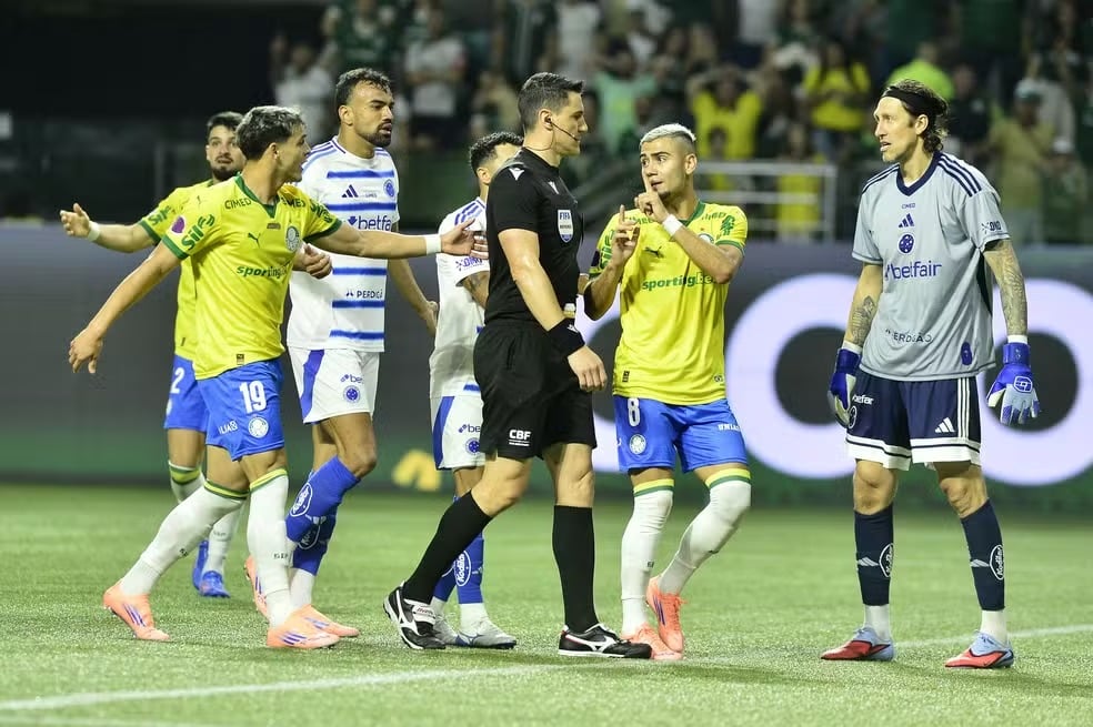 Cruzeiro enfrenta o Palmeiras em duelo importante na Arena Barueri pelo Brasileirão; Rádio Caraça FM transmite o jogo