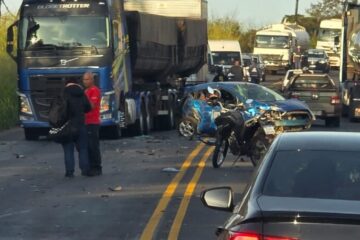 Motociclista fica ferido após acidente com caminhão na BR-381, em Ravena