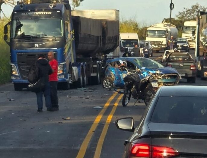 Motociclista fica ferido após acidente com caminhão na BR-381, em Ravena