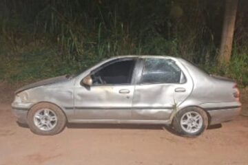 Siena capota após colisão na MG-462, em Itabira; motorista fugiu do local