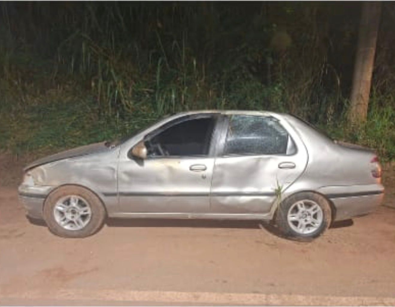 Siena capota após colisão na MG-462, em Itabira; motorista fugiu do local