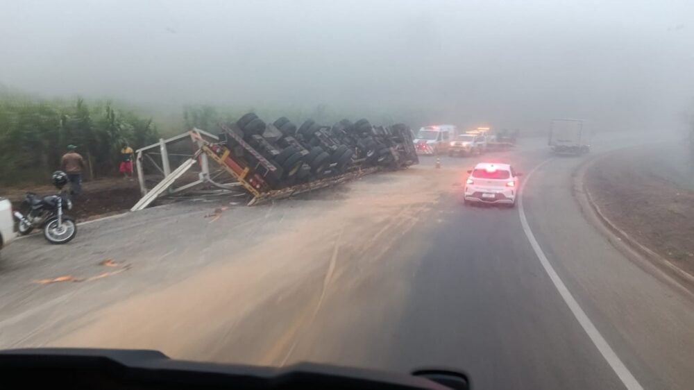Tombamento de carreta causa lentidão e deixa uma pessoa ferida na BR-381, em Nova Era