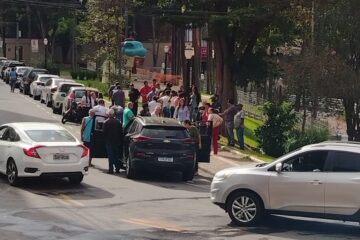 Idoso passa mal ao volante, perde controle do carro e atinge motos e pedestre no Centro de Itabira