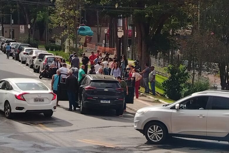Idoso passa mal ao volante, perde controle do carro e atinge motos e pedestre no Centro de Itabira