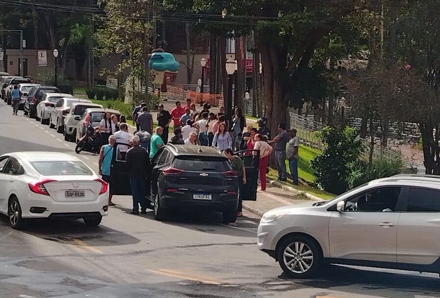 Idoso passa mal ao volante, perde controle do carro e atinge motos e pedestre no Centro de Itabira