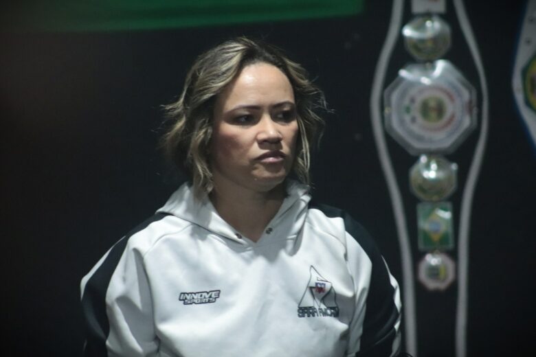 Conheça Sara Amorim, primeira mulher graduada com prajied preto no muay thai de Itabira e região