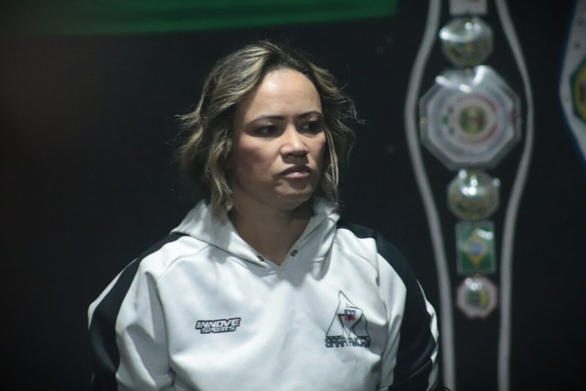 Conheça Sara Amorim, primeira mulher graduada com prajied preto no muay thai de Itabira e região