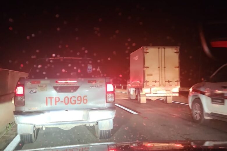 Pane mecânica em veículo interdita faixa da direita no Km-411 em Caeté