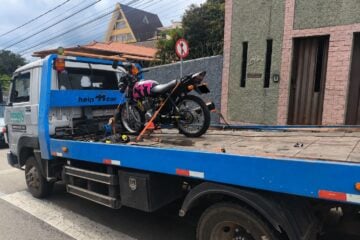 Motociclista inabilitado tenta fugir da Polícia Militar e bate contra carro em João Monlevade
