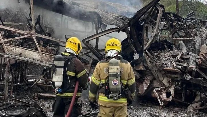 Tragédia em Salinas: acidente entre ônibus e carreta deixa oito mortos na BR-251