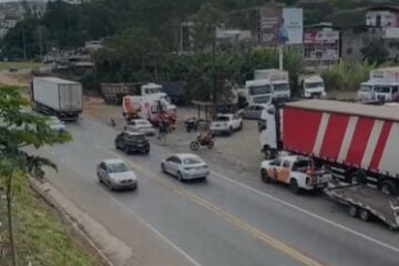 Criança fica ferida após acidente entre carro e moto na BR-381, próximo ao Supermercado Fraga