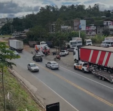 Criança fica ferida após acidente entre carro e moto na BR-381, próximo ao Supermercado Fraga