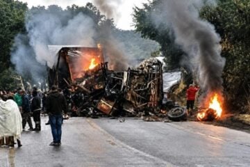 Imagens revelam cenário devastador após colisão entre ônibus e carreta que matou oito pessoas em Salinas