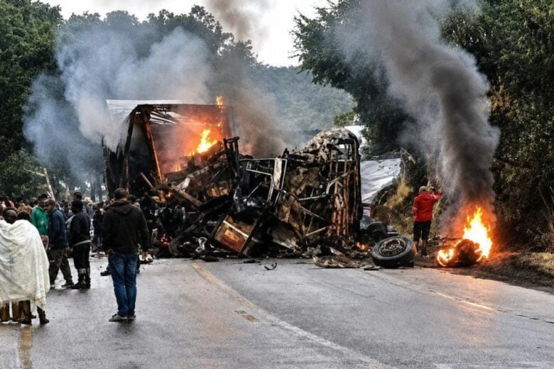 Imagens revelam cenário devastador após colisão entre ônibus e carreta que matou oito pessoas em Salinas