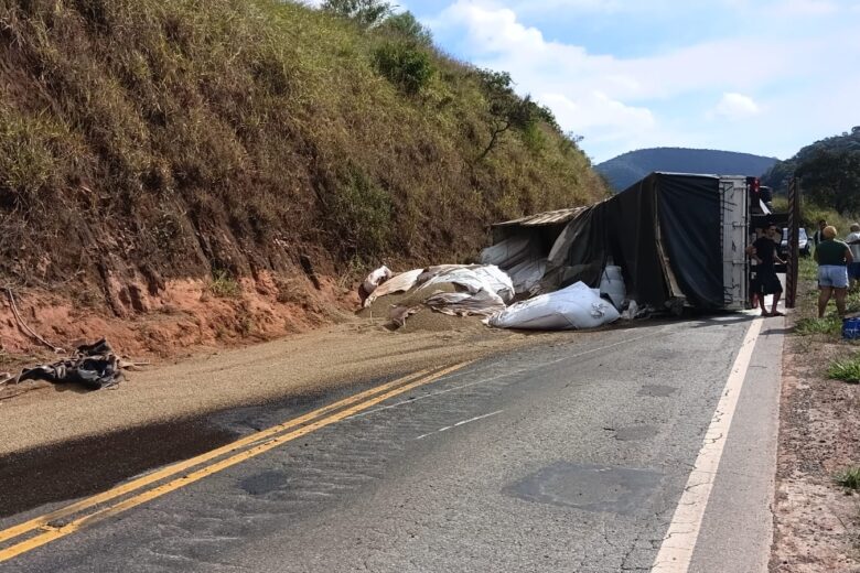 Acidente com carreta carregada de café interdita a MGC-120 entre Itabira e Nova Era