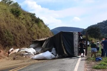 Acidente com carreta carregada de café interdita a MGC-120 entre Itabira e Nova Era