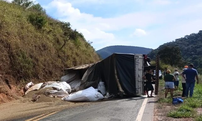 Acidente com carreta carregada de café interdita a MGC-120 entre Itabira e Nova Era