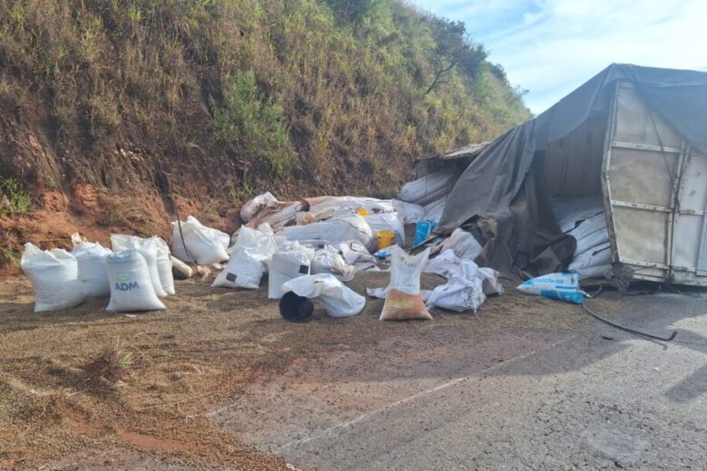 Carreta acidentada na MGC-120, entre Itabira e Nova Era, transportava carga de café avaliada em R$ 1 milhão