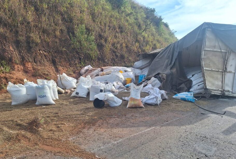 Carreta acidentada na MGC-120, entre Itabira e Nova Era, transportava carga de café avaliada em R$ 1 milhão