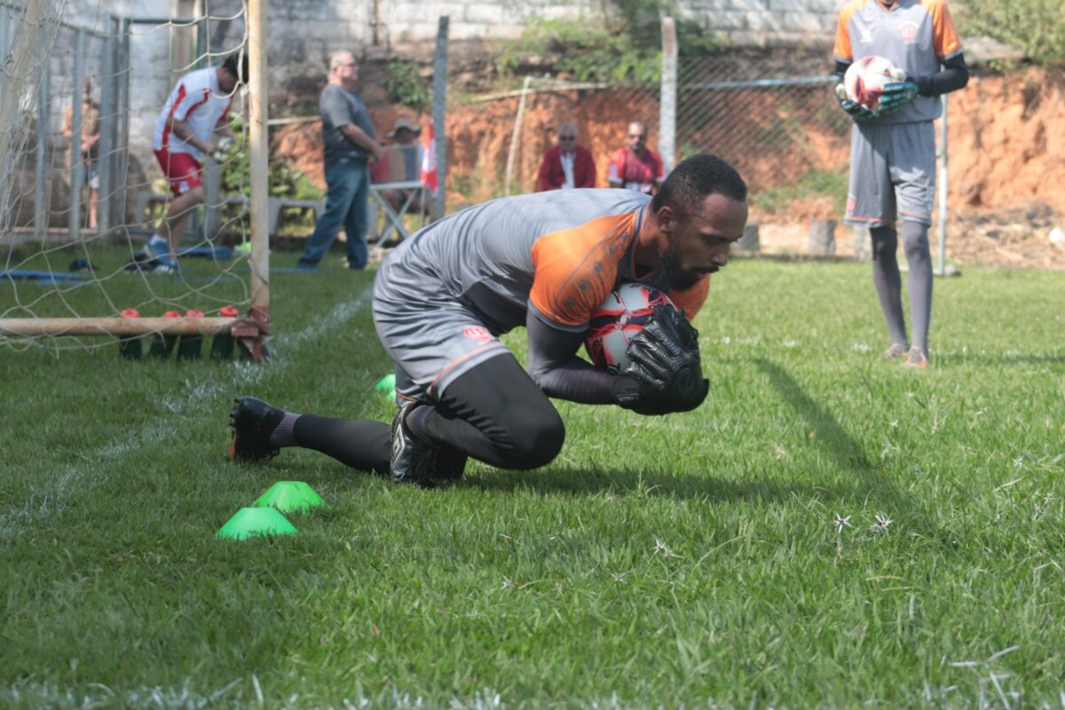 Goleiro Reynaldo vê Valério preparado para estreia no Módulo II e exalta apoio da torcida itabirana