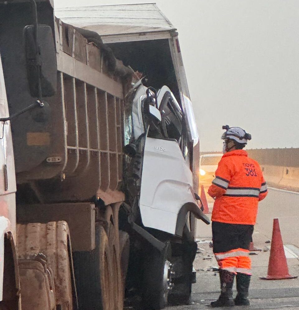Motorista morre preso às ferragens após colisão entre caminhão e carreta na BR-381