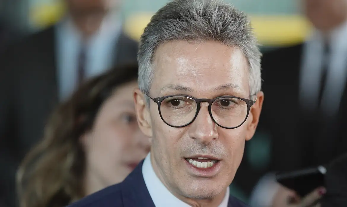 ‘Ouvir você pedindo dinheiro a Vorcaro é Imperdoável”, diz Zema a Flávio Bolsonaro