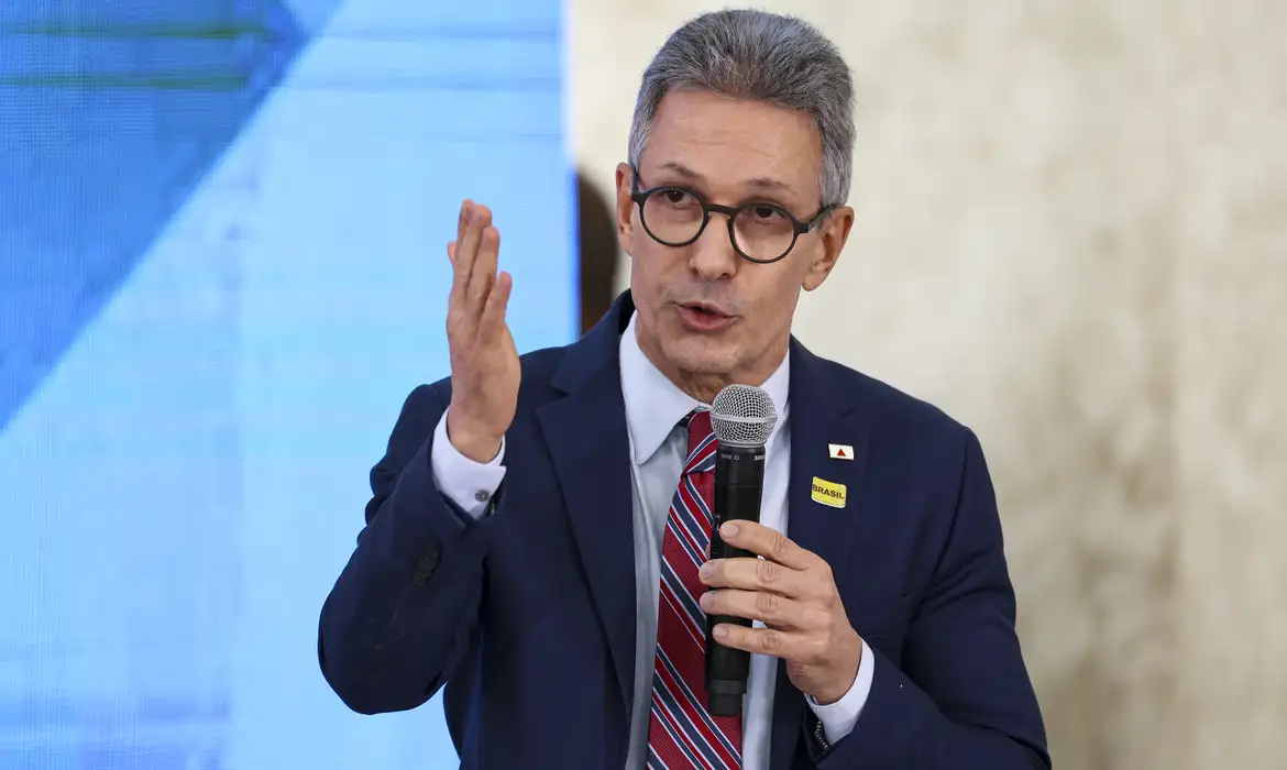 Zema sobe o tom e chama Marcelo Aro de “ave de rapina”
