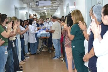 Pela primeira vez em casa: menino de quatro anos recebe alta após anos de internação