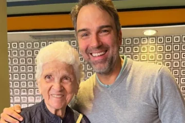 Um mês após perder irmão, Tadeu Schmidt anuncia morte da mãe Janira Schmidt