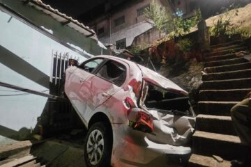 Carro desgovernado invade casa e assusta casal de idosos em Belo Horizonte