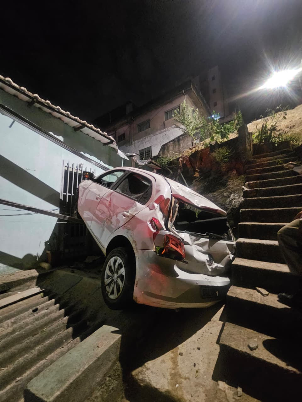 Carro desgovernado invade casa e assusta casal de idosos em Belo Horizonte