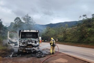 Incêndio destrói cabine de caminhão na BR-040