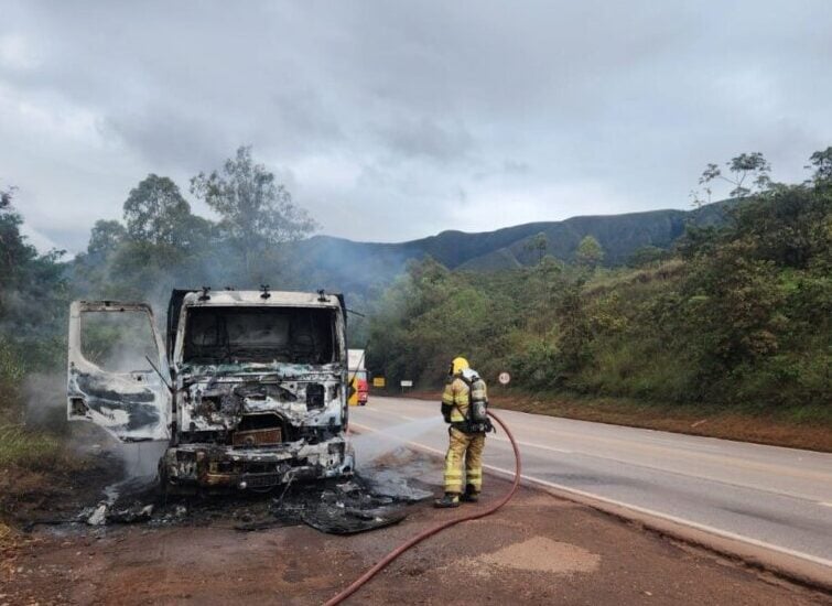 Incêndio destrói cabine de caminhão na BR-040