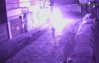 Carro é incendiado na madrugada no bairro Salgado Filho, em Belo Horizonte