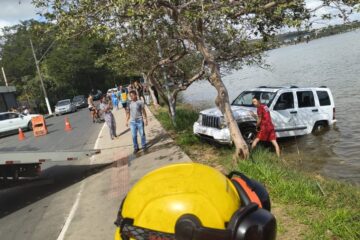 Lagoa Santa: Carro cai na lagoa central após motorista confundir os pedais