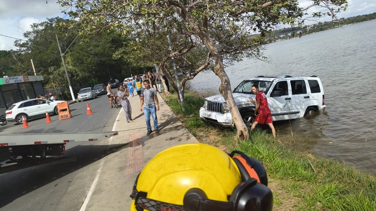 Lagoa Santa: Carro cai na lagoa central após motorista confundir os pedais