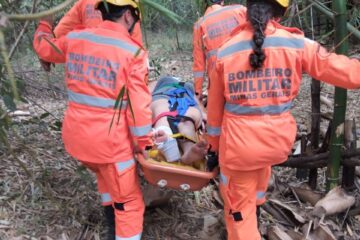 Bombeiros resgatam mulher ferida em área de difícil acesso às margens do Rio Tijuco