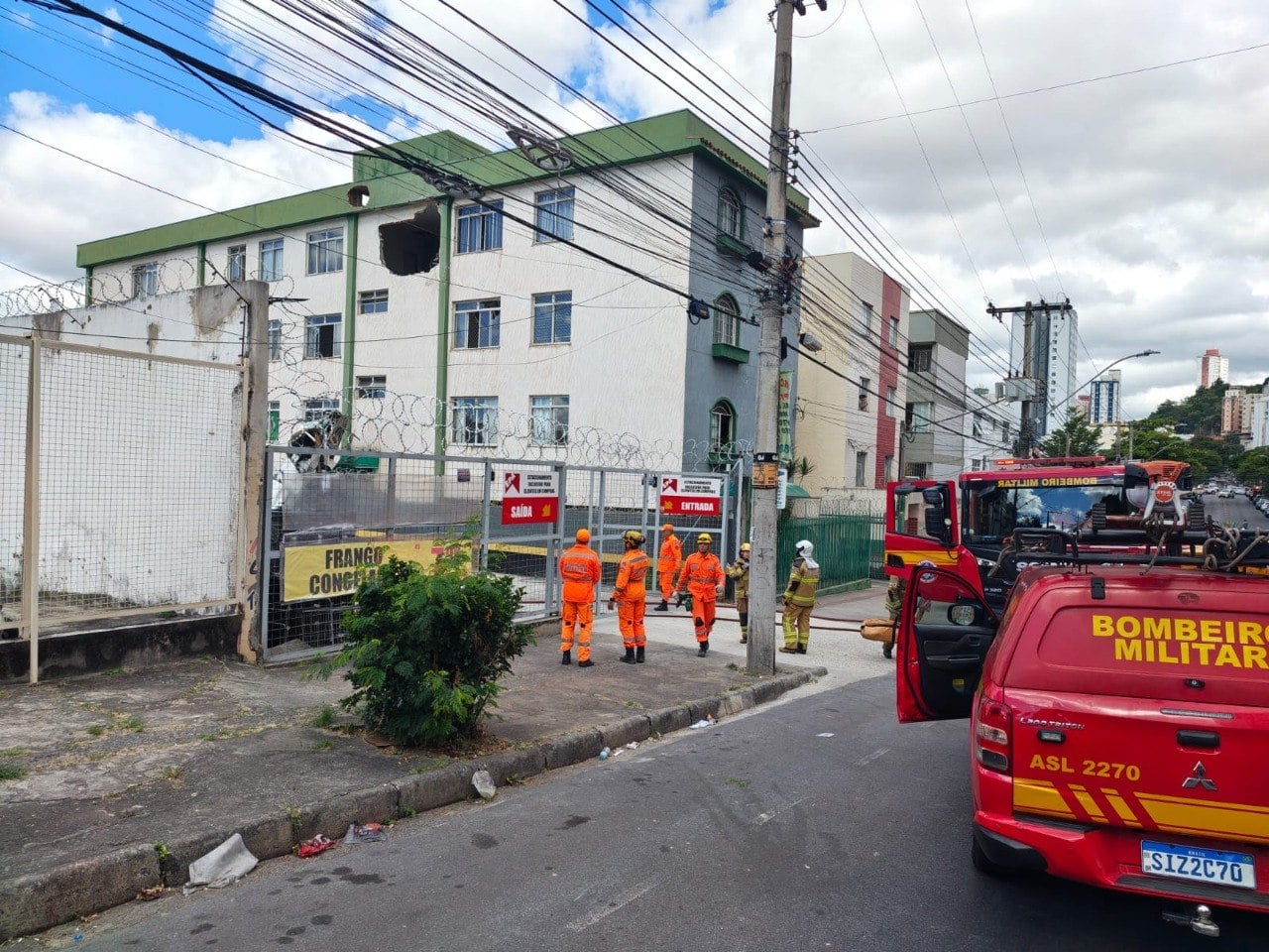 Piloto e copiloto morrem em queda de avião no bairro Silveira, em BH